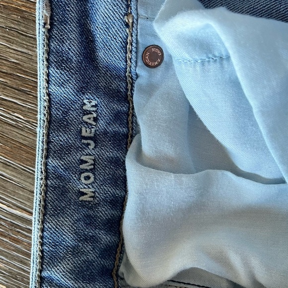 American Eagle Ripped Mom Jeans Size 4 Regular - Picture 8 of 8